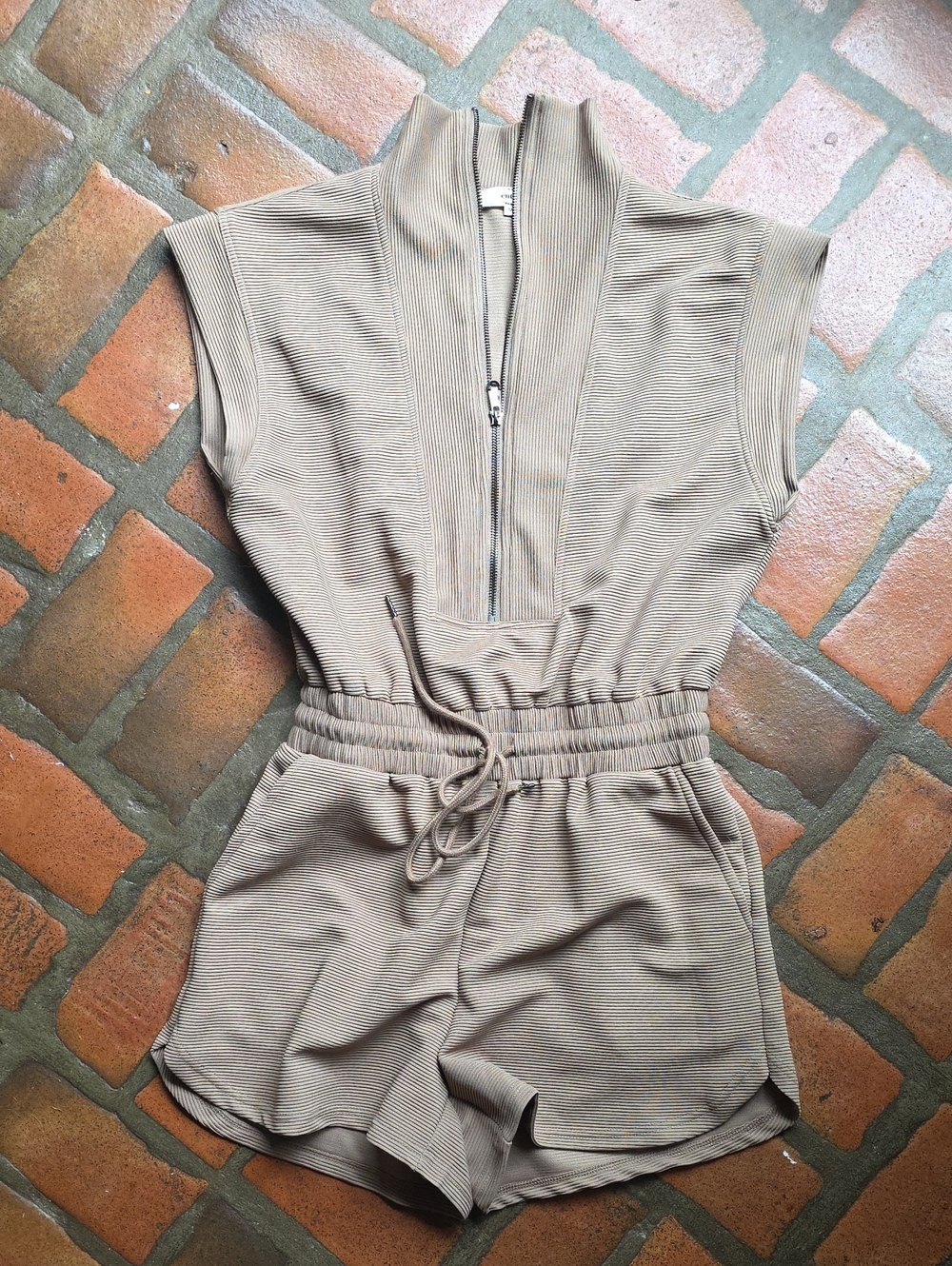 ENTRO Romper - Picture 3 of 6